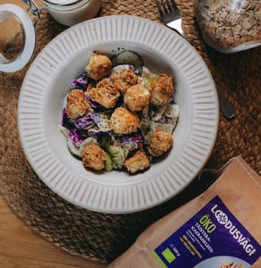 Rikkalik hooajaline salat krõbeda tofuga 
