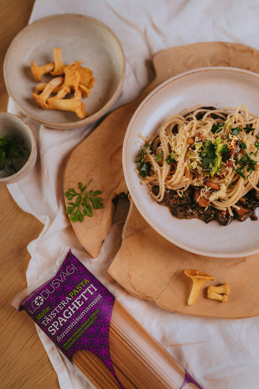 Kreemine kukeseenepasta täistera spagettidega