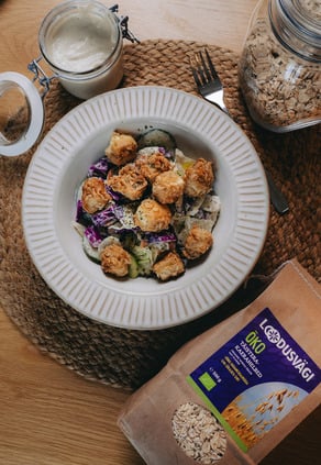 Rikkalik hooajaline salat krõbeda tofuga 