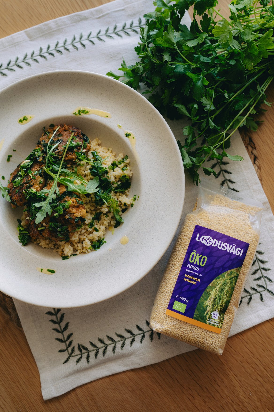 Kikerhernekotletid hirsi ja gremolataga 