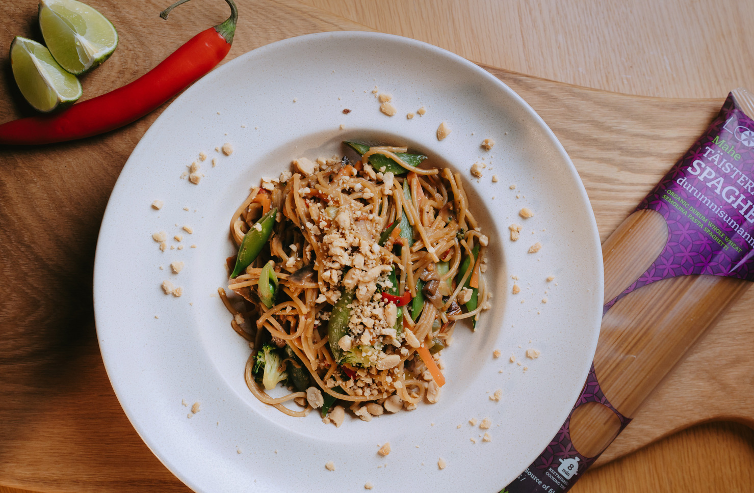 Maapähklikastmega nuudliroog