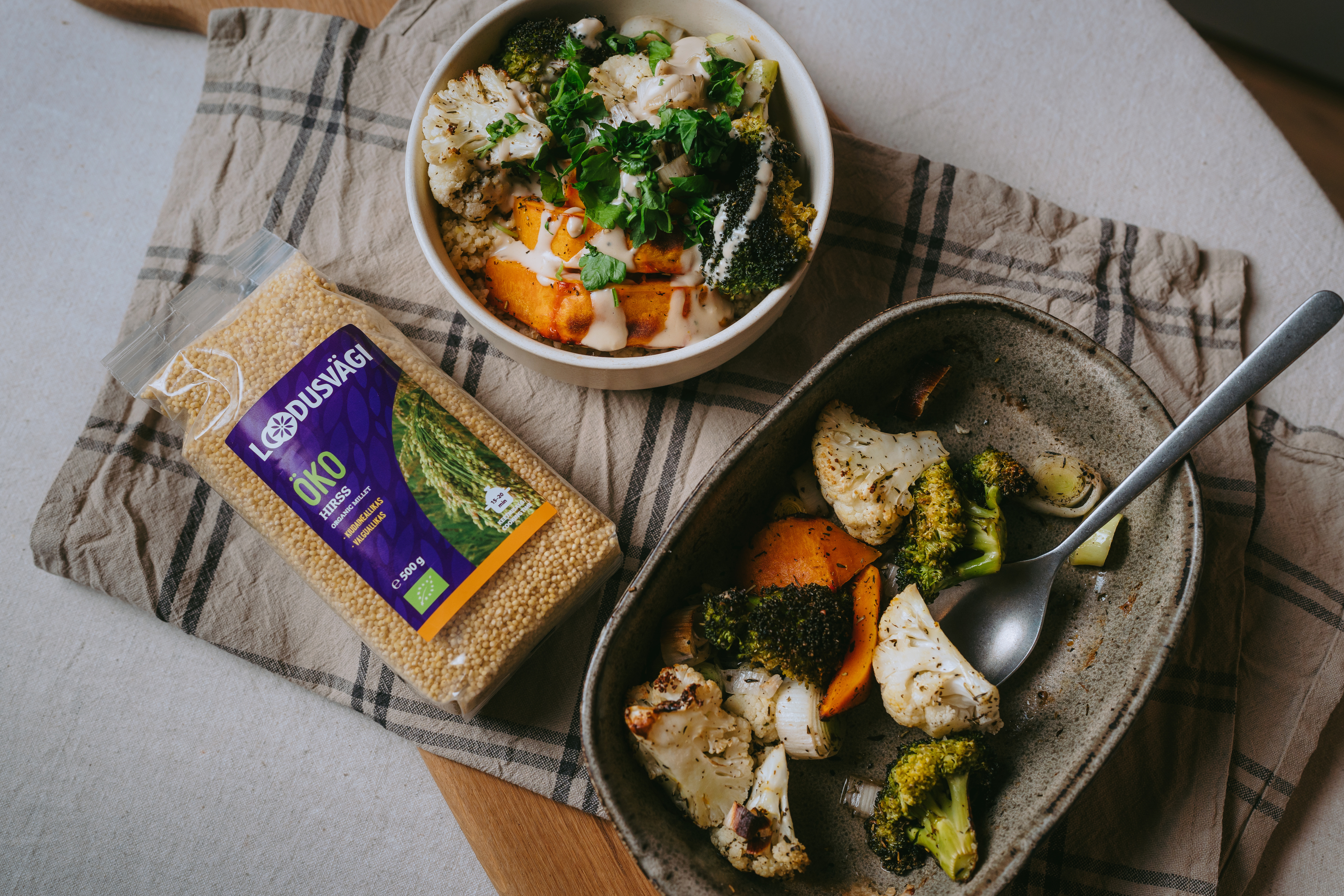 Hirsikauss köögiviljade ja küüslaugukastmega 